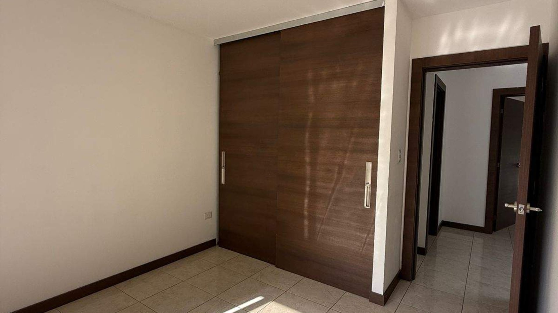 Casa con terraza en renta de 3 habitaciones en zona 16 Ref-5714