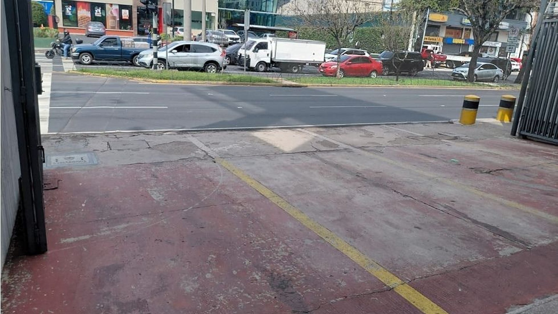 LOCAL COMERCIAL EN RENTA – ZONA 10 - Miniatura 2