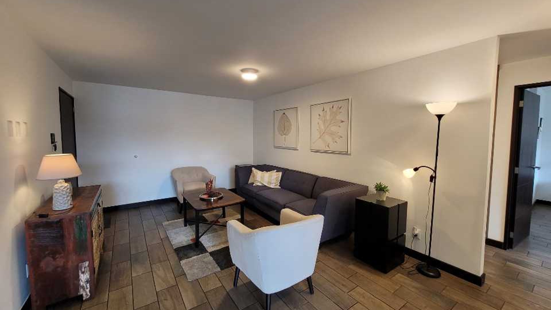Apartamento en Alquiler  Edificio Verona, zona 10 Guatemala - Image 1