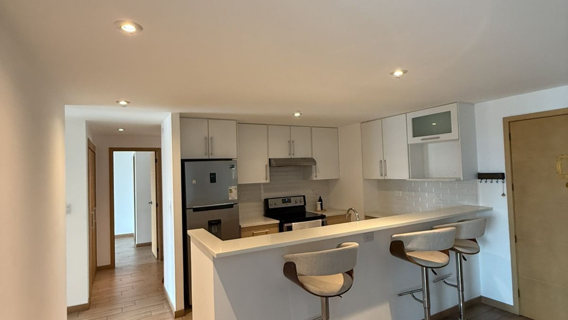 Apartamento de 3 habitaciones en renta con linea blanca Z10 Ref-5336