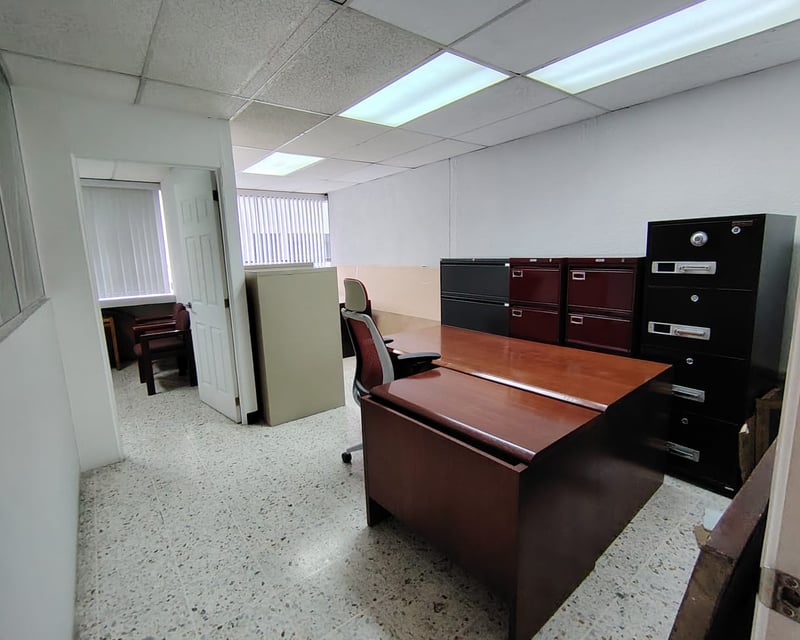 Oficina en renta tabicada en zona 10 en nivel medio Ref-5334