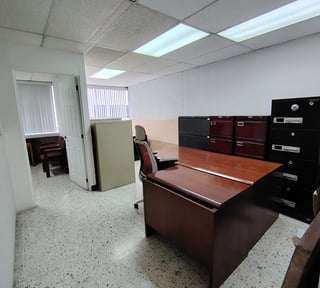 Oficina en renta tabicada en zona 10 en nivel medio Ref-5334