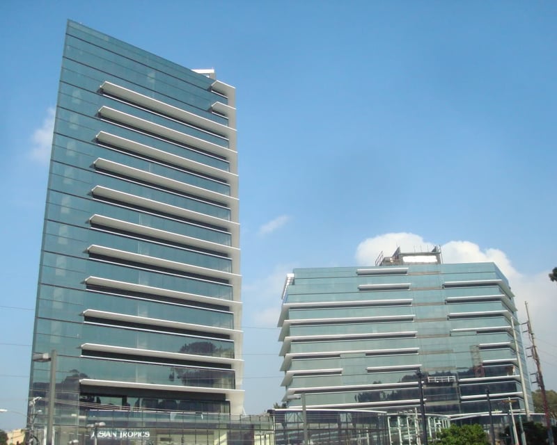 Local en renta, edificio de oficinas en zona 10