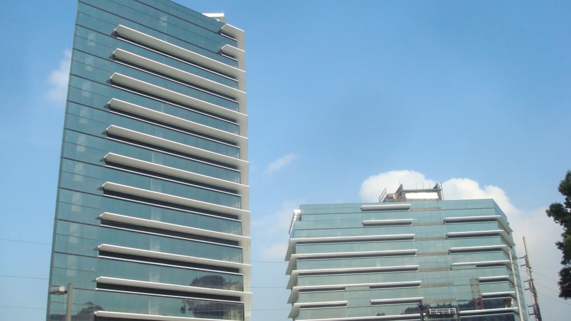 Local en renta, edificio de oficinas en zona 10
