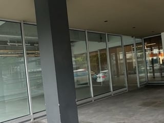 RENTA LOCAL COMERCIAL CON SHOWROOM EN VASANTA ZONA 10 - 5