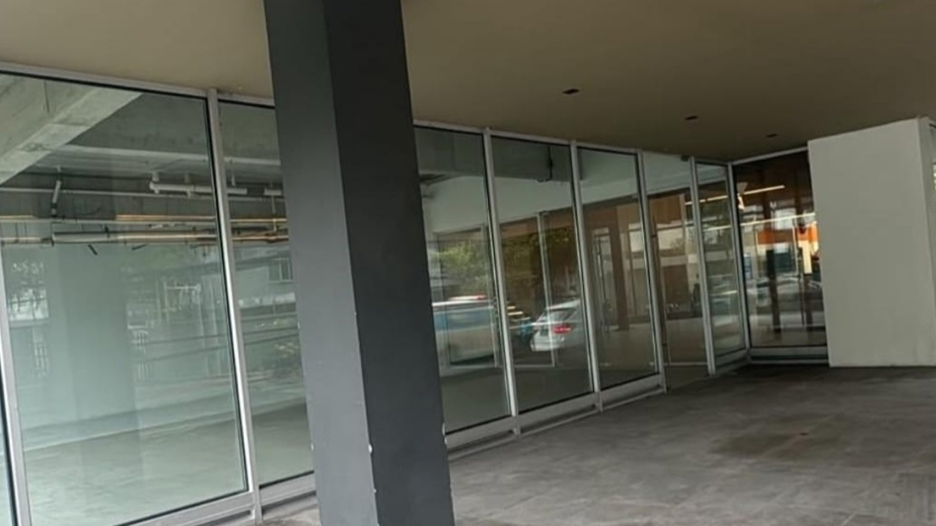 RENTA DE LOCAL EN ZONA 10 CON SHOWROOM - Miniatura 5