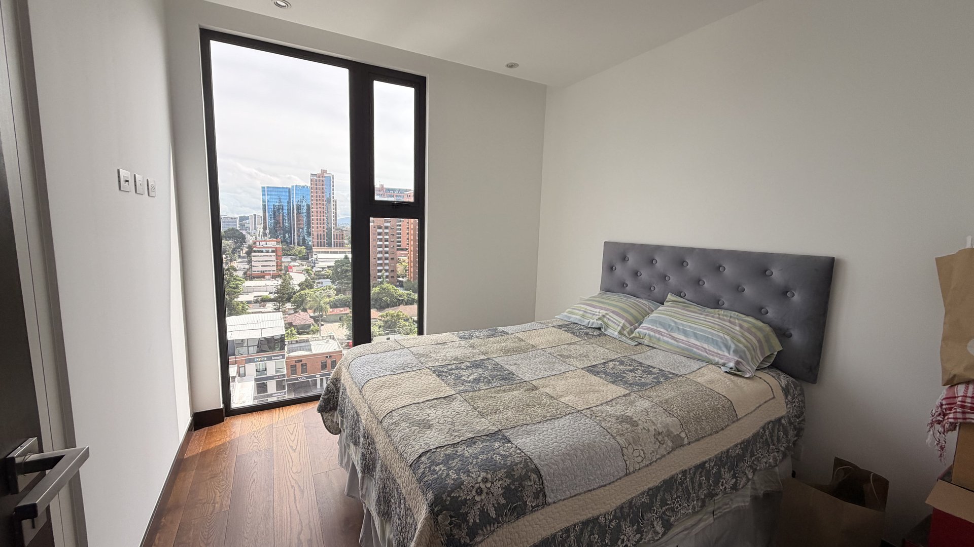Apartamento en Alquiler Edificio Vasanta, zona 10 N12 - Miniatura 9