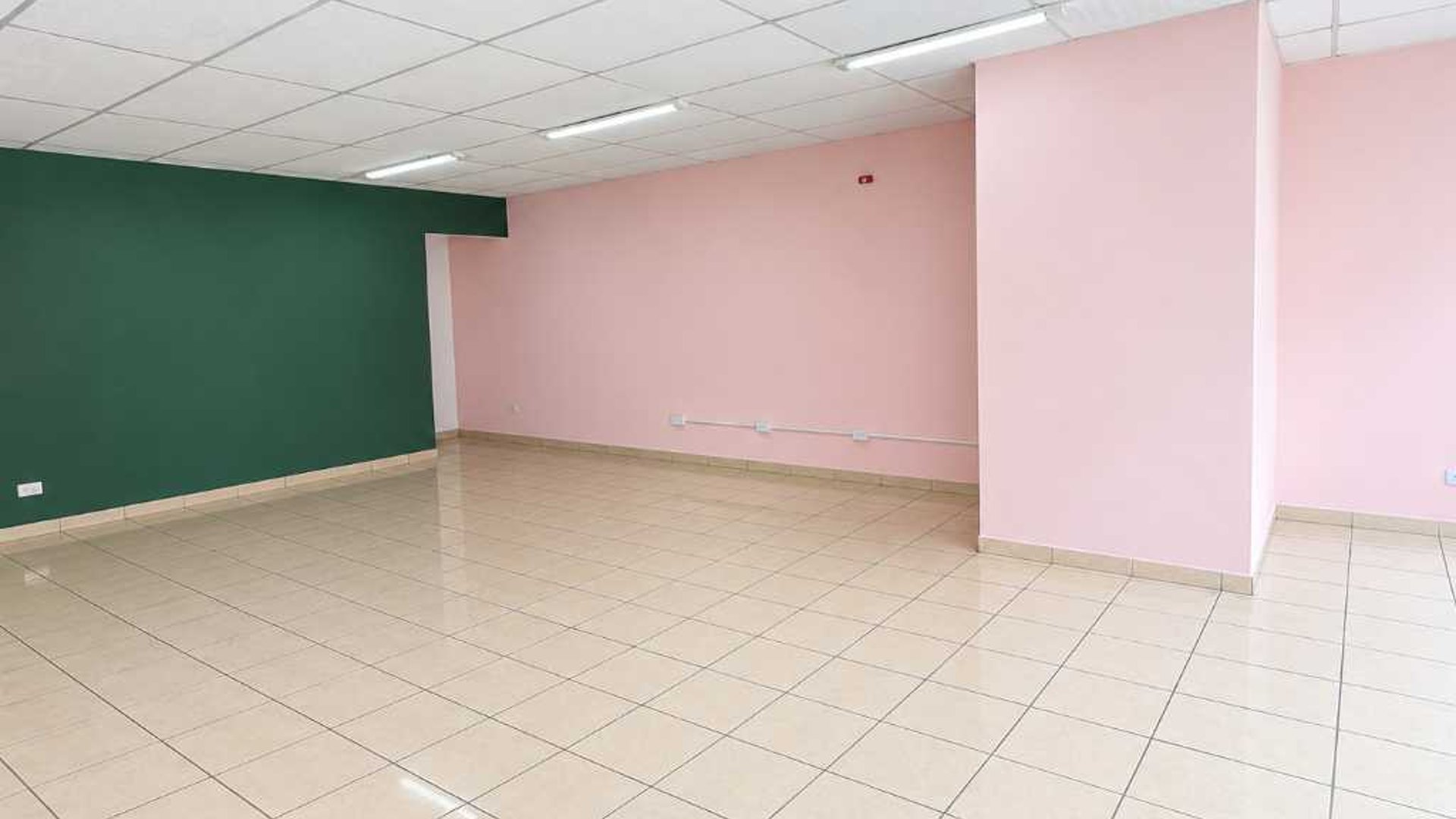 LOCAL COMERCIAL EN RENTA – ZONA 10 - Miniatura 2