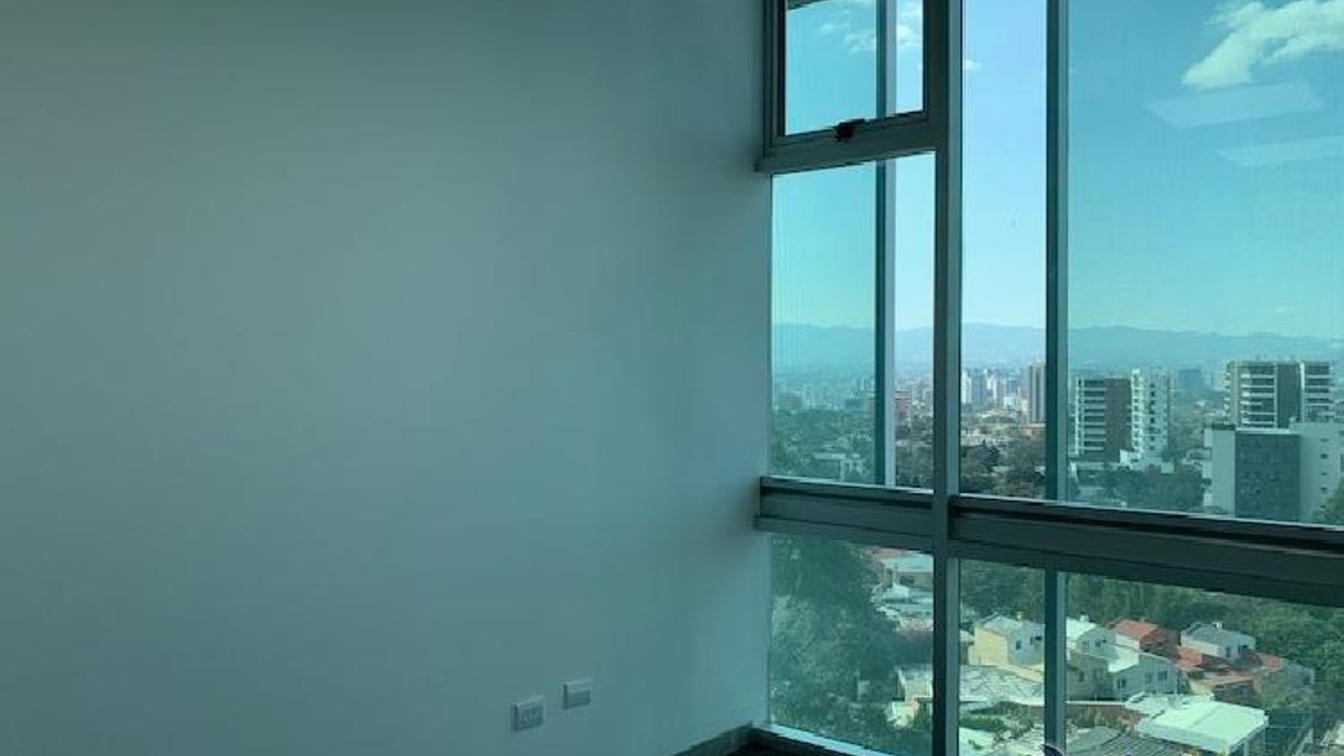 Renta Oficina de 10.11 m2  en Centro Negocios zona 15