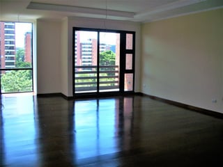 Apartamento en venta edificio Zona 10 Guatemala - Image 1