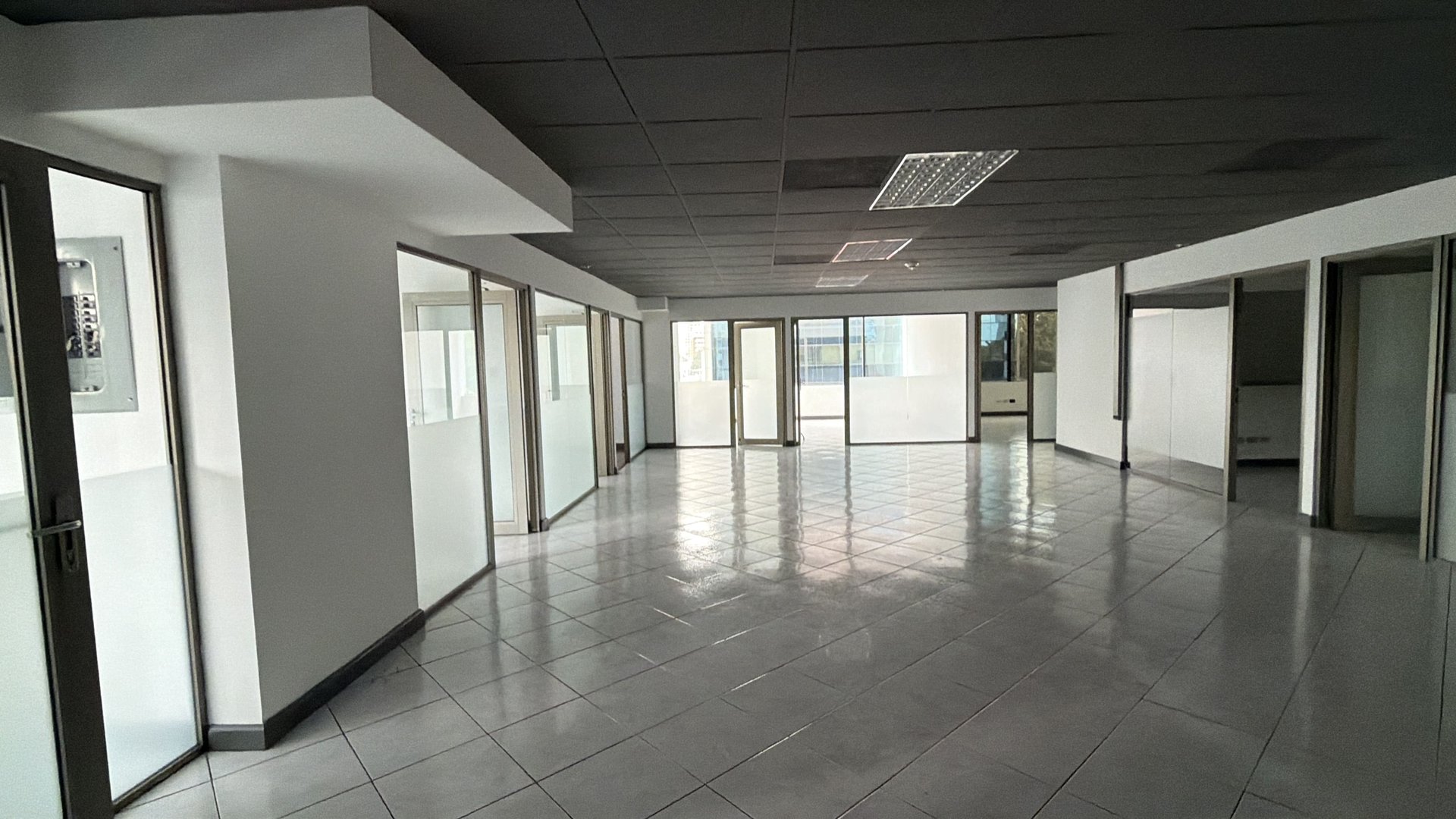 Oficina en Alquiler / Venta Edificio Europlaza, zona 14 - Miniatura 2