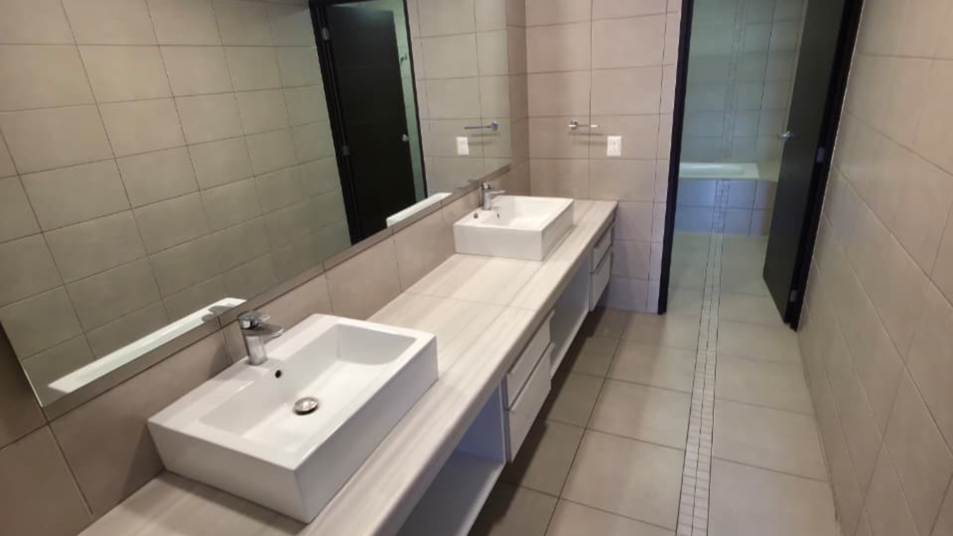 Apartamento con habitacion de servicio 3 habitaciones zona 14 Ref-5941 - Miniatura 11