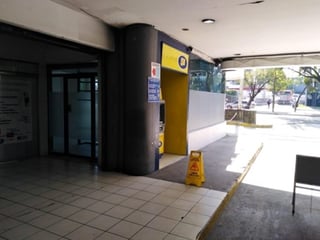 Vendo local con autoservicio en zona 12 centro comercial Gran Portal - Image 1