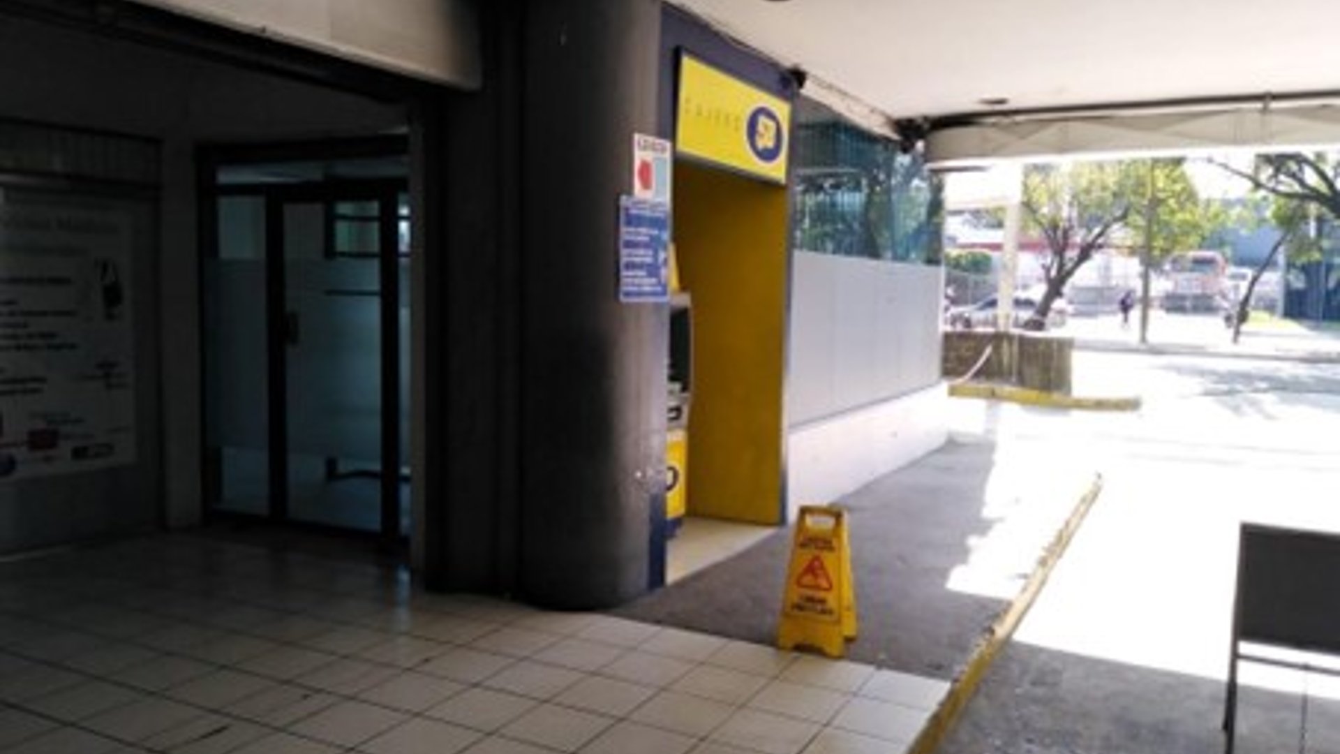 Vendo local con autoservicio en zona 12 centro comercial Gran Portal