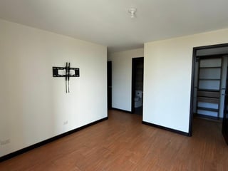 Apartamento con balcon en renta de 3 habitaciones en zona 15 Ref-5695 - 5