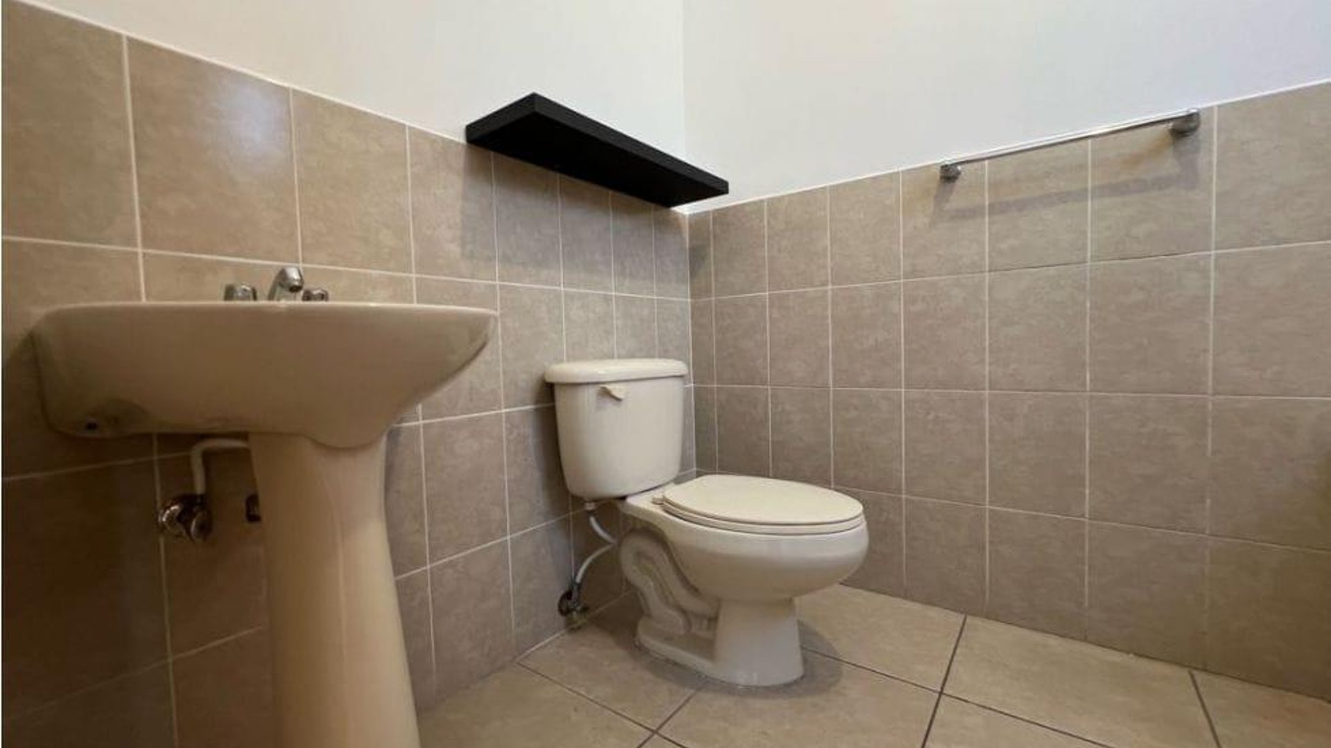 CASA EN CONDOMINIO BOSQUES ESCONDIDO KM 21.5 CARRETERA A FRAIJANES - Miniatura 7