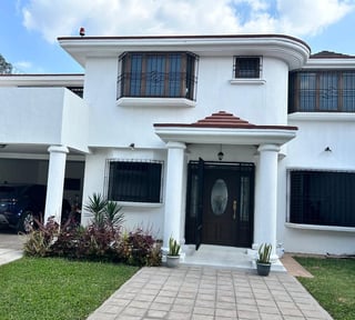 Casa en renta frente a Plaza Varieta Boulevard Rafael Landivar