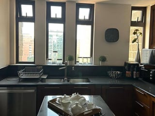 Apartamento Amueblado en Venta en Zona 10 – Nivel Alto con Amplio Balcón - 5