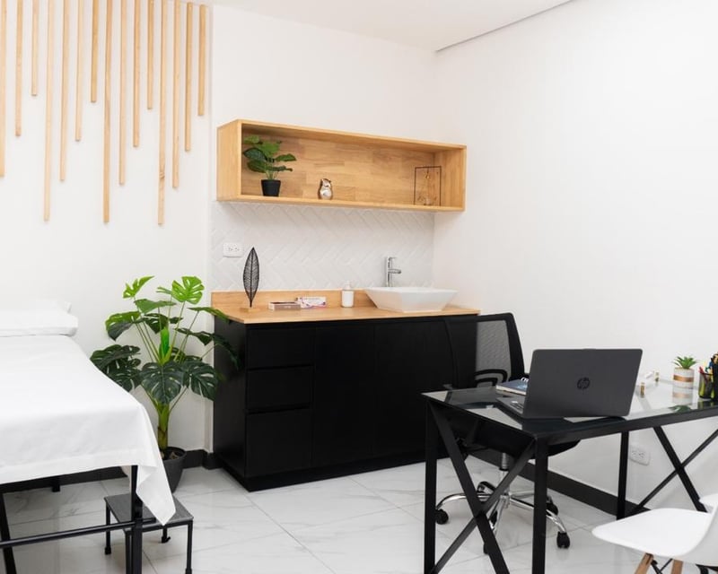 Rento Clínica amueblada compartida tipo Coworking, zona 10 Ref-4705