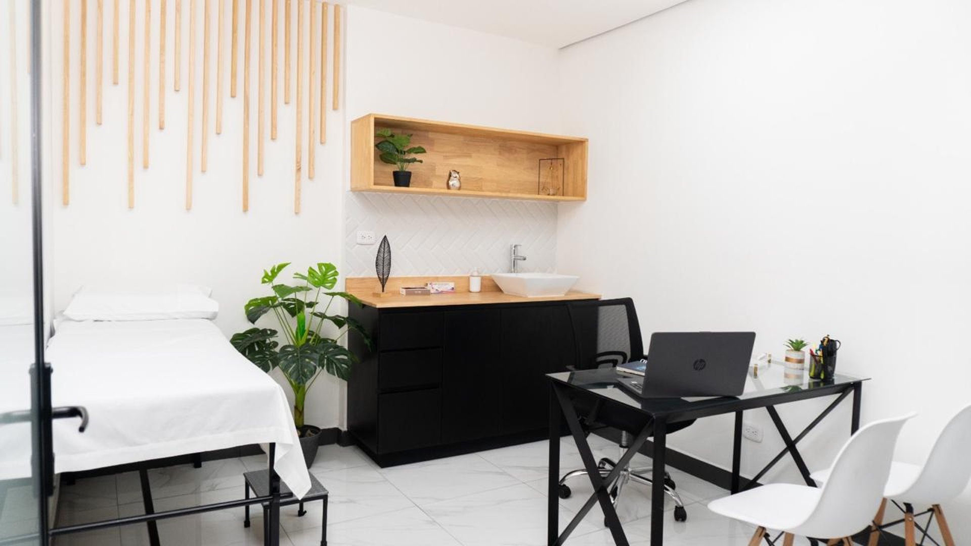 Rento Clínica amueblada compartida tipo Coworking, zona 10 Ref-4705