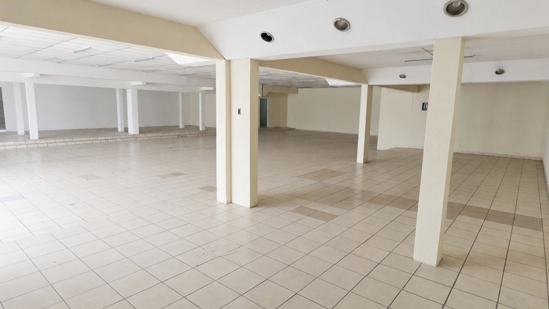 ???? BODEGA EN RENTA – 476 M² SOBRE BOULEVARD PRINCIPAL | ZONA 18 - Miniatura 4