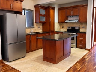 📍 APARTAMENTO EN RENTA – 2 HAB | EDIFICIO ALHAMBRA | ZONA 15 - 3