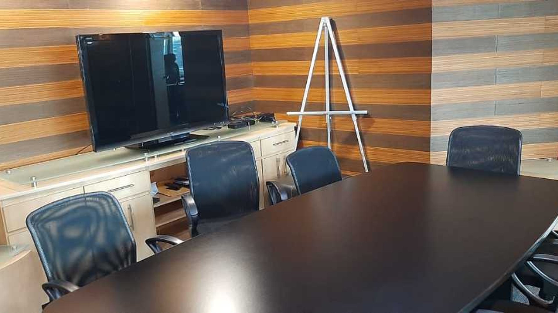 Vendo o Rento amplias oficinas Edif Avante Zona 15 - Miniatura 7