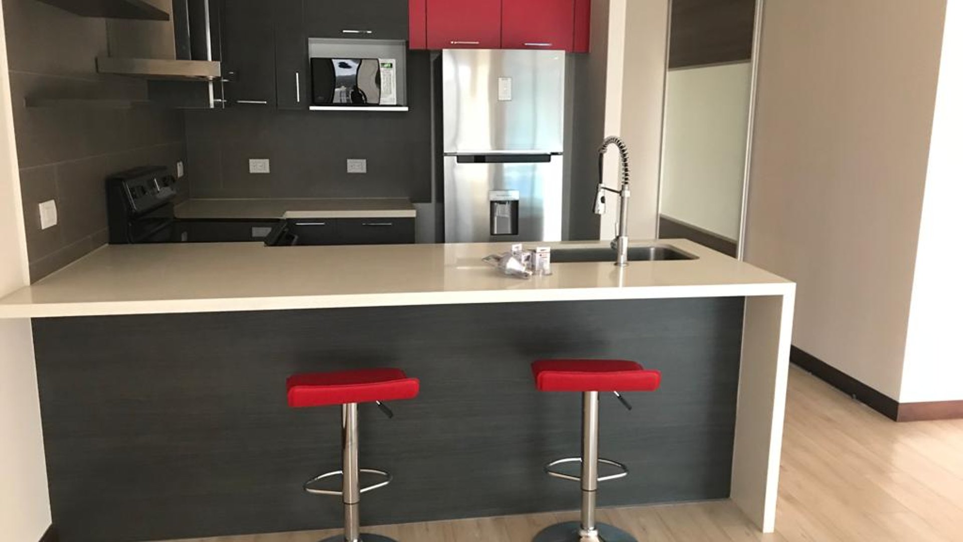 Apartamento en Edificio Veinti4 zona 10 2 Habitaciones nivel alto
