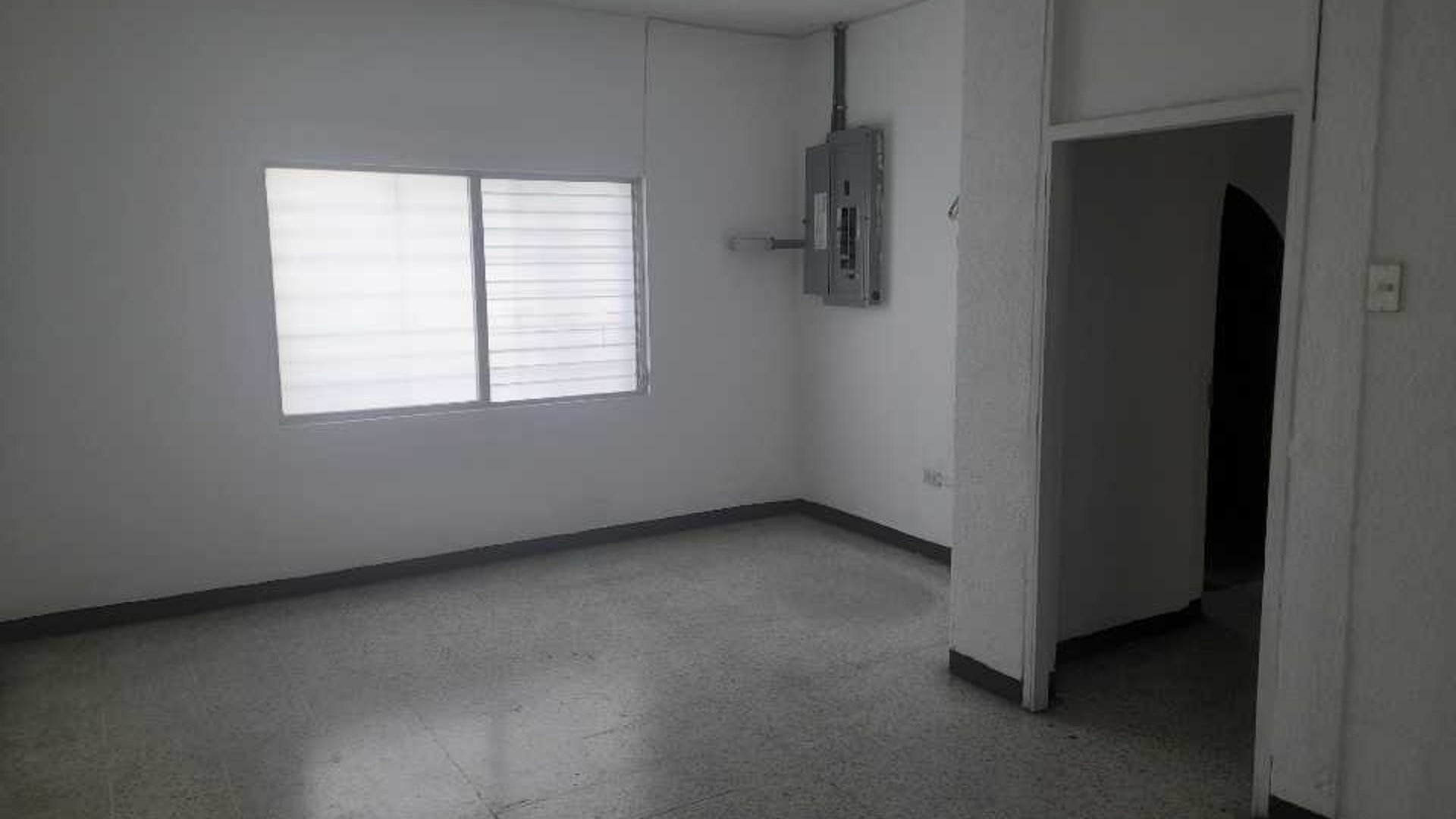 Renta Casa Zona 10, A pocos metros de Hospital Centro Medico - Miniatura 4