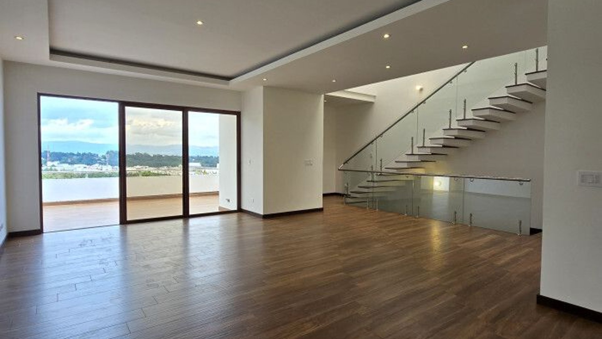 Casa Nueva en Alquiler – Lomas de San Isidro, Zona 16