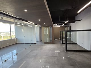 Europlaza, Zona 14 | Oficina en renta | 478 m² en nivel alto - Image 9