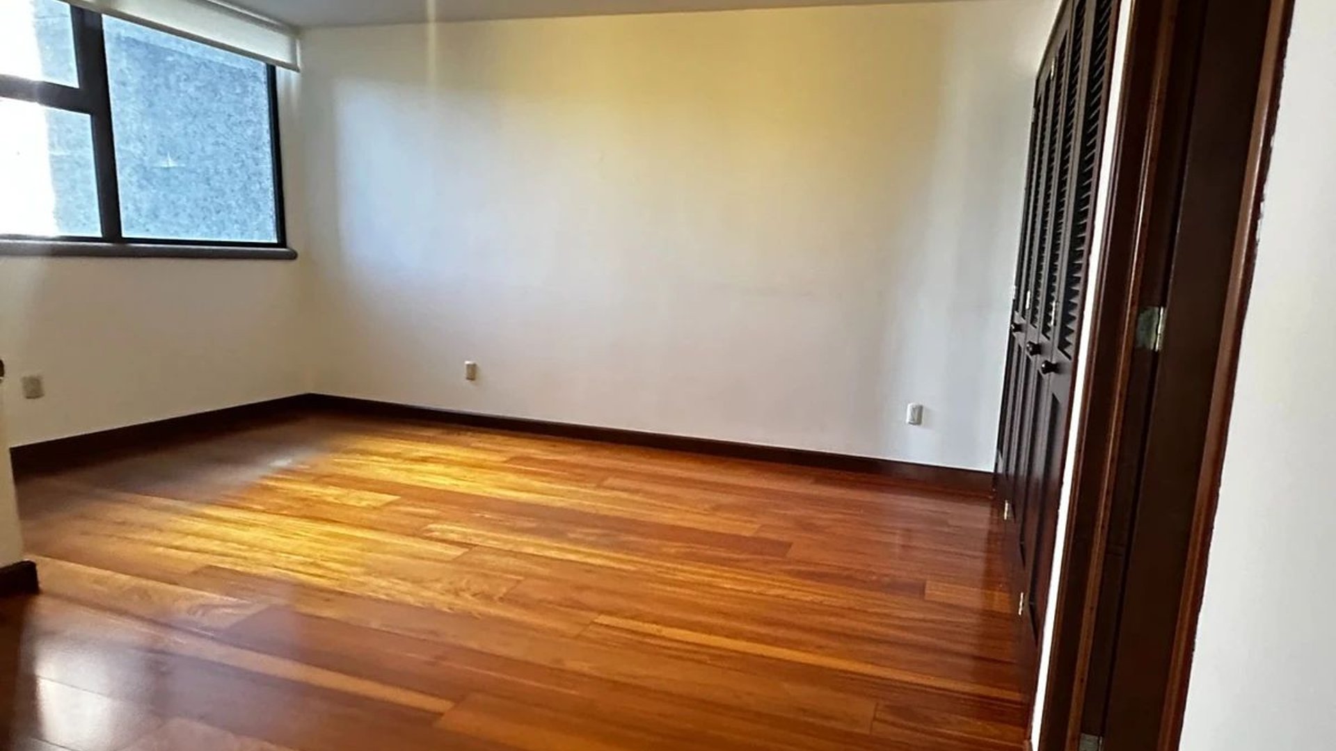 APARTAMENTO EN ALQUILER – EDIFICIO BELLAGIO, ZONA 14 - Miniatura 4