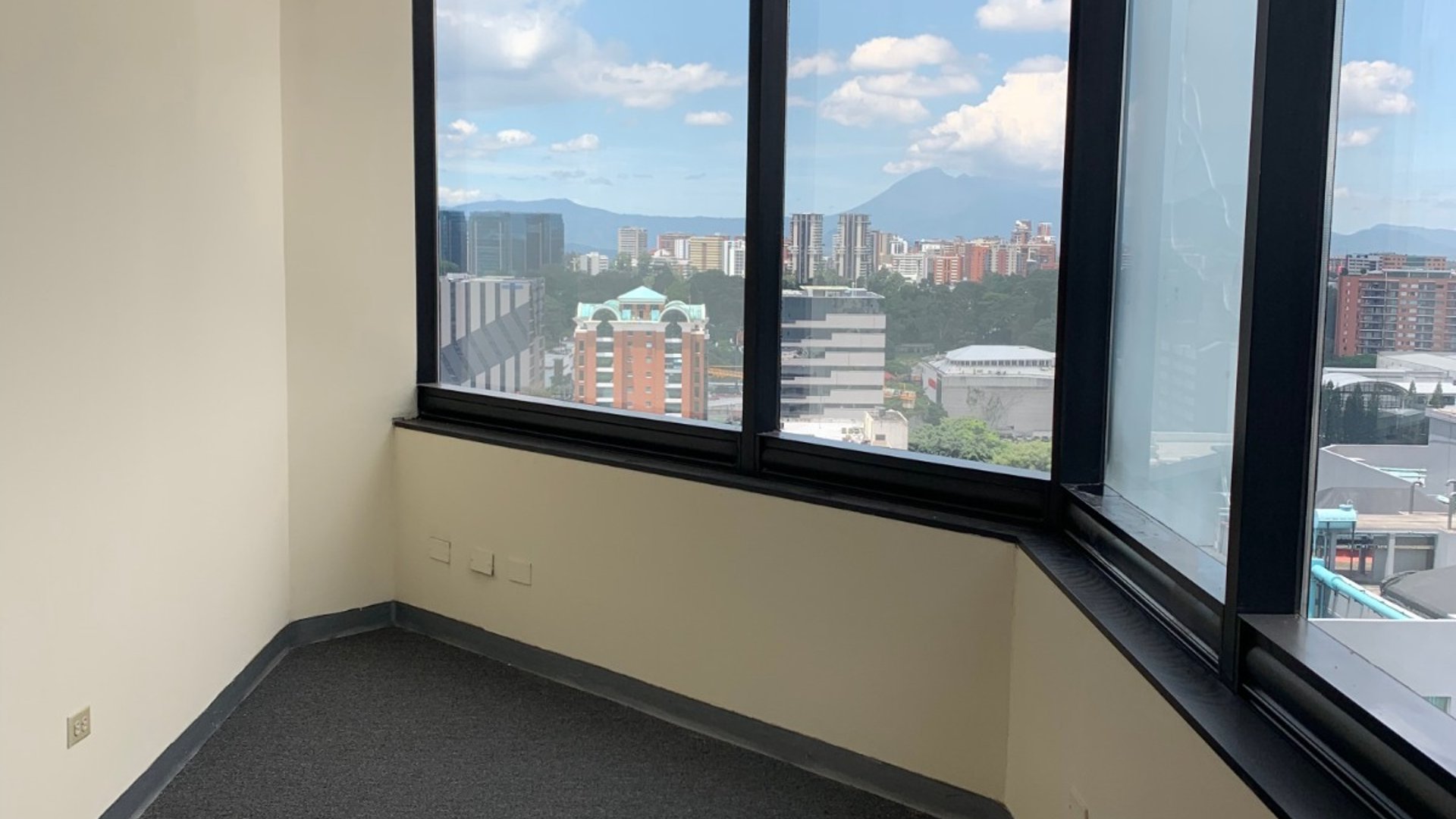 Oficina en renta Penthouse en Zona 10 - Miniatura 7