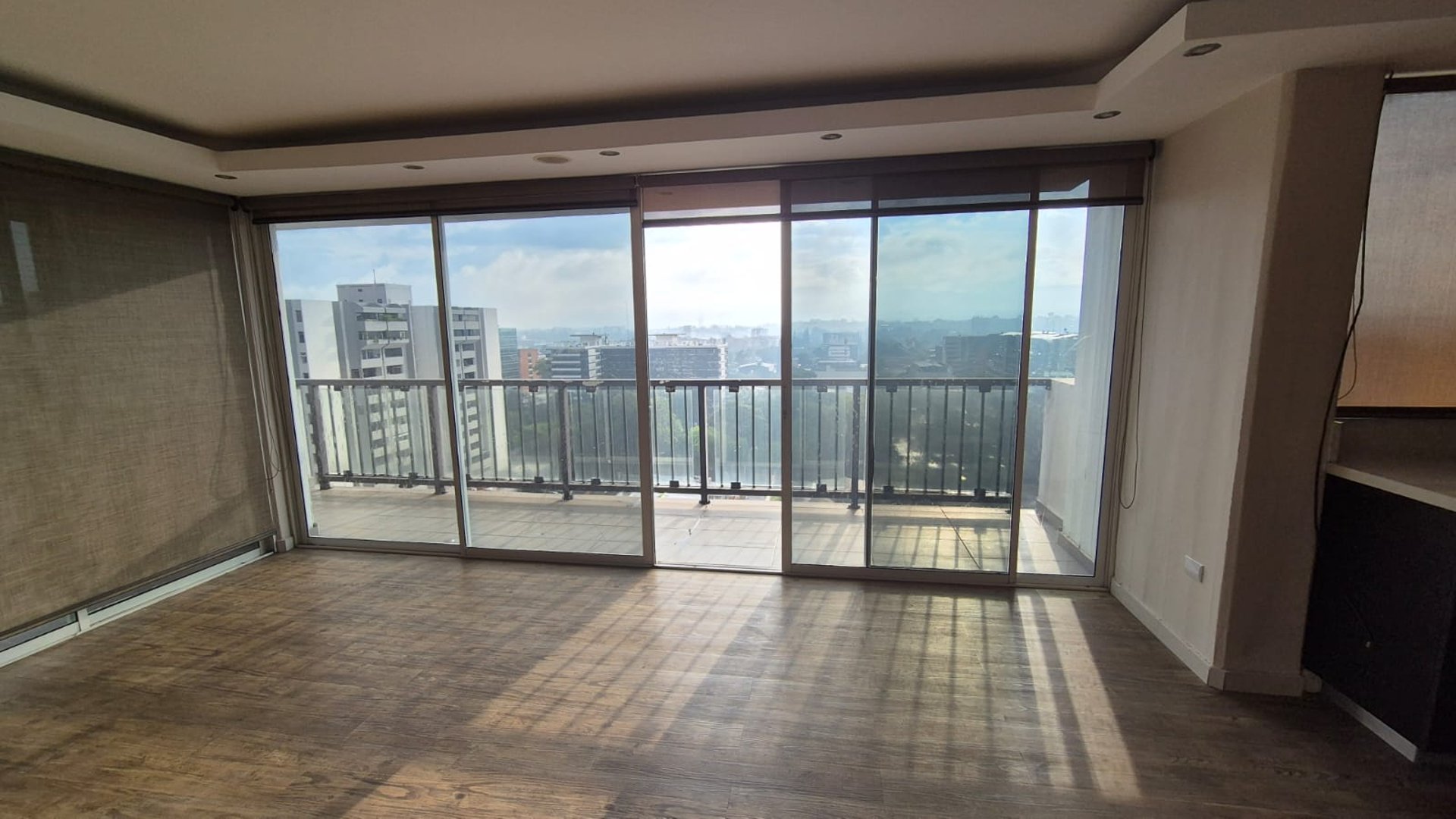 EN VENTA AMPLIO APARTAMENTO REMODELADO ZONA 10 - Miniatura 10