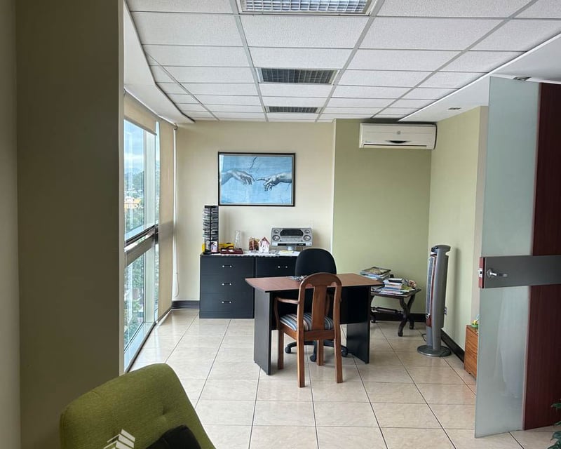 OFICINA EN VENTA EN ZONA 10