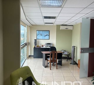 OFICINA EN VENTA EN ZONA 10