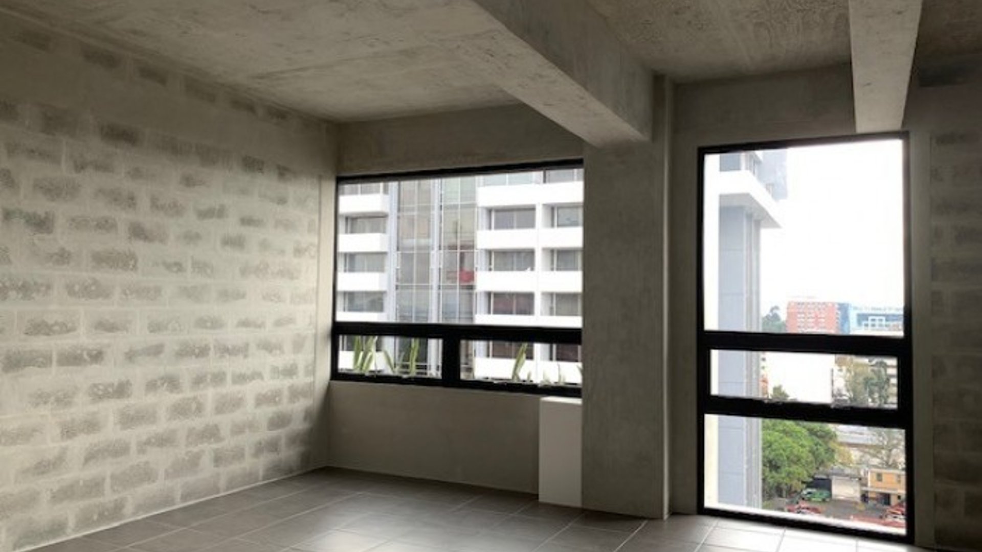 Oficina en zona 9 Edificio Nova Reformador