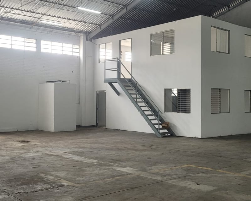 Bodega en Alquiler - Calz. Atanasio Tzul, zona 8.