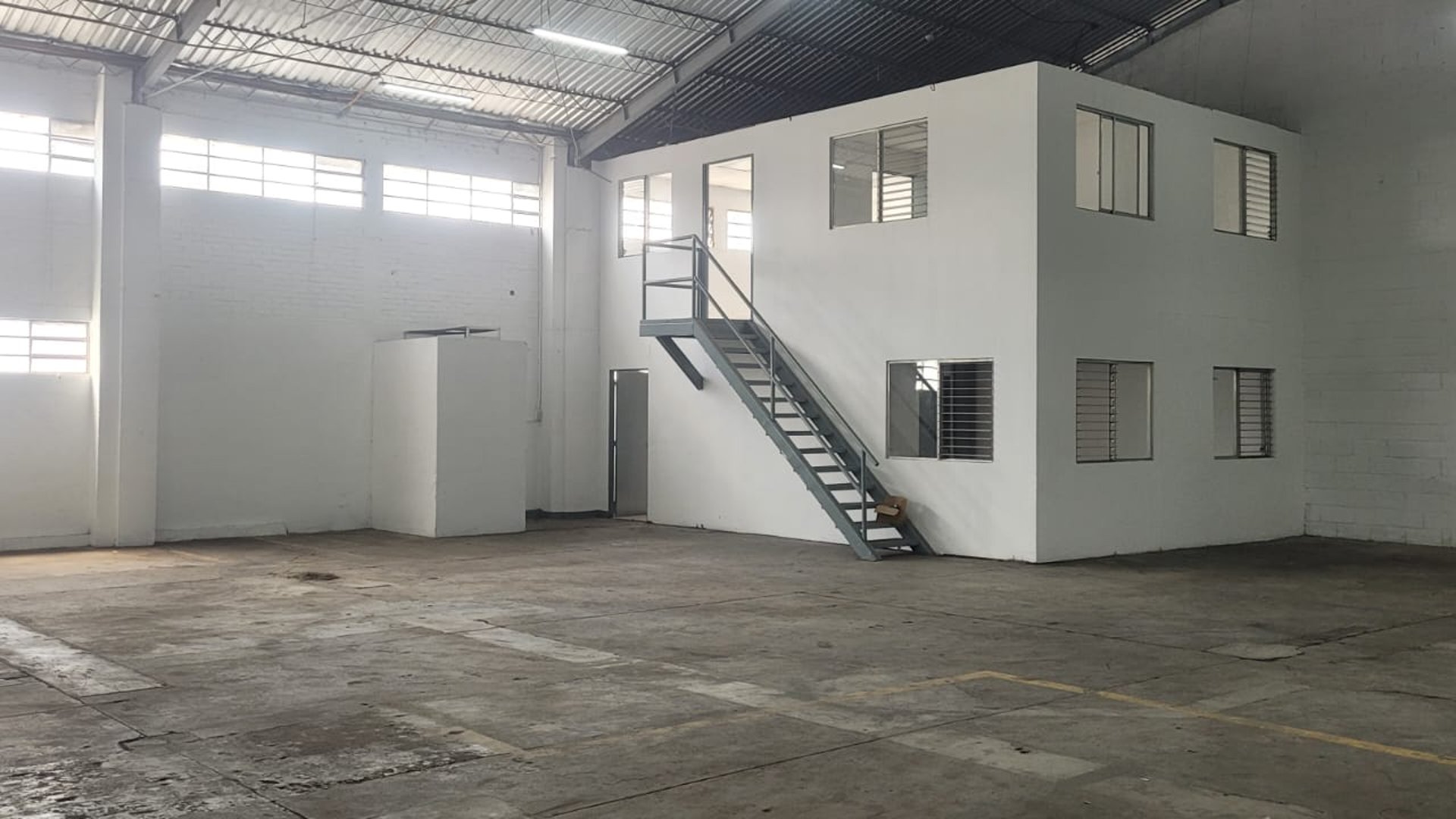 Bodega en Alquiler - Calz. Atanasio Tzul, zona 8.