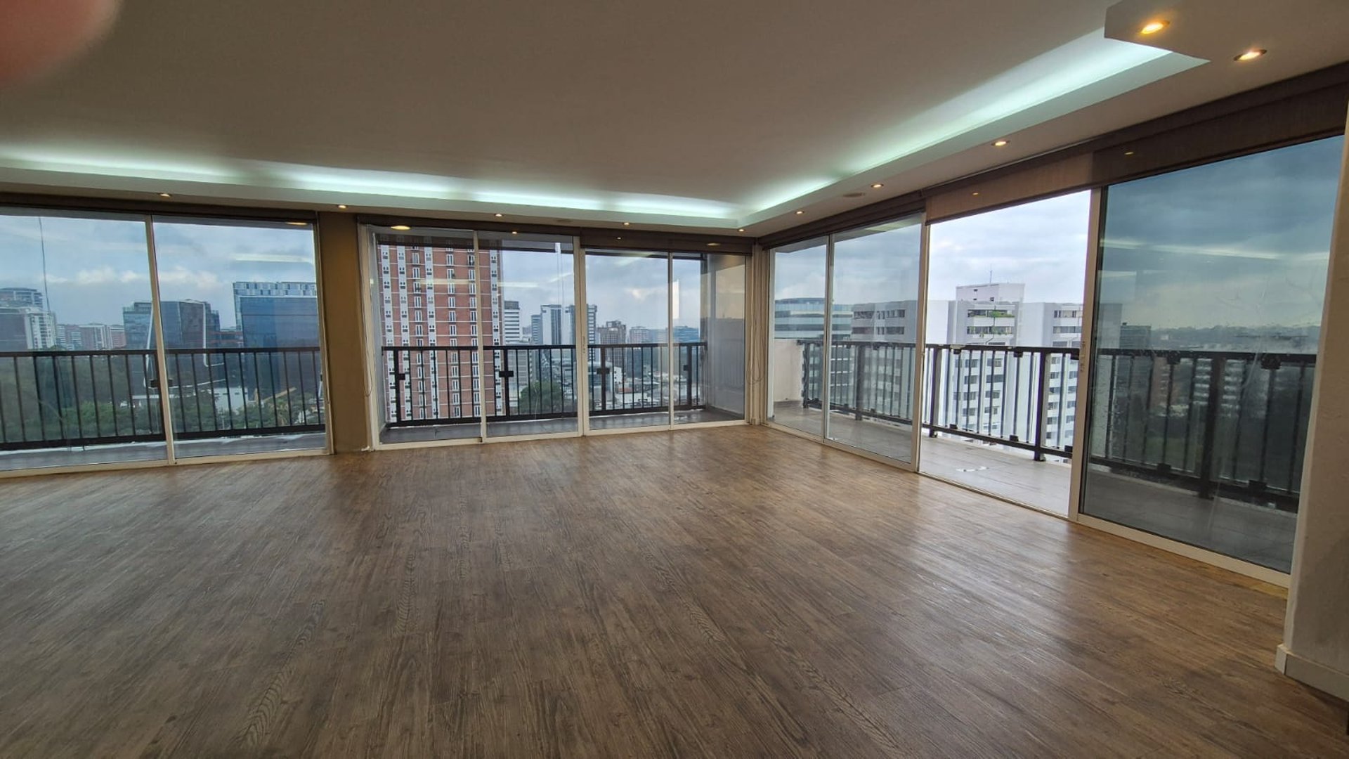 EN VENTA AMPLIO APARTAMENTO REMODELADO ZONA 10 - Miniatura 4