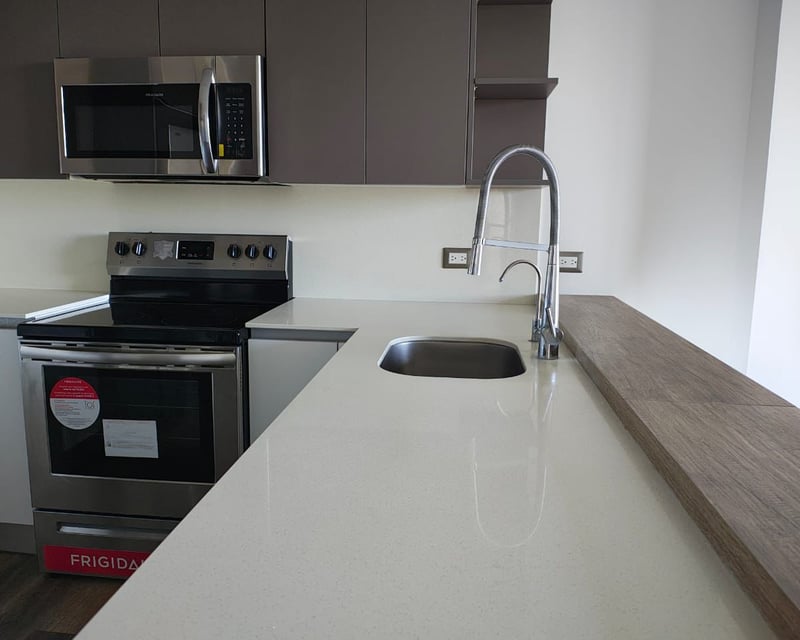 Apartamento de 3 habitaciones con balcón | Zona 10, Ciudad de Guatemala | $1,500/mes