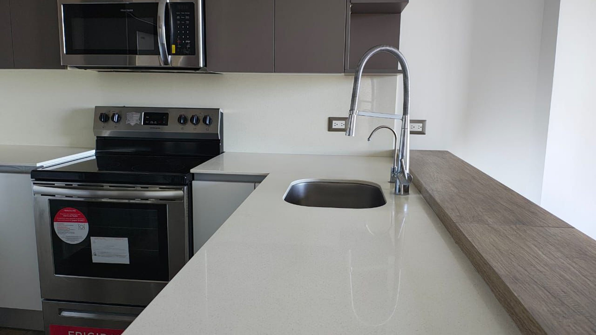 Apartamento de 3 habitaciones con balcón | Zona 10, Ciudad de Guatemala | $1,500/mes