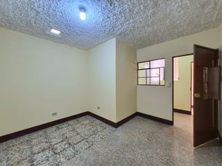 RENTA Propiedad con 2 Apartamentos en Zona 18 Colonia Atlántida - 5