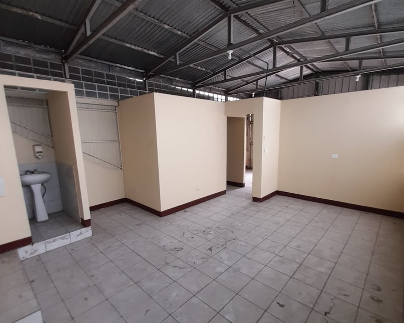 Casa en venta en Avenida Bolivar zona 8 | 10 habitaciones y 2 niveles