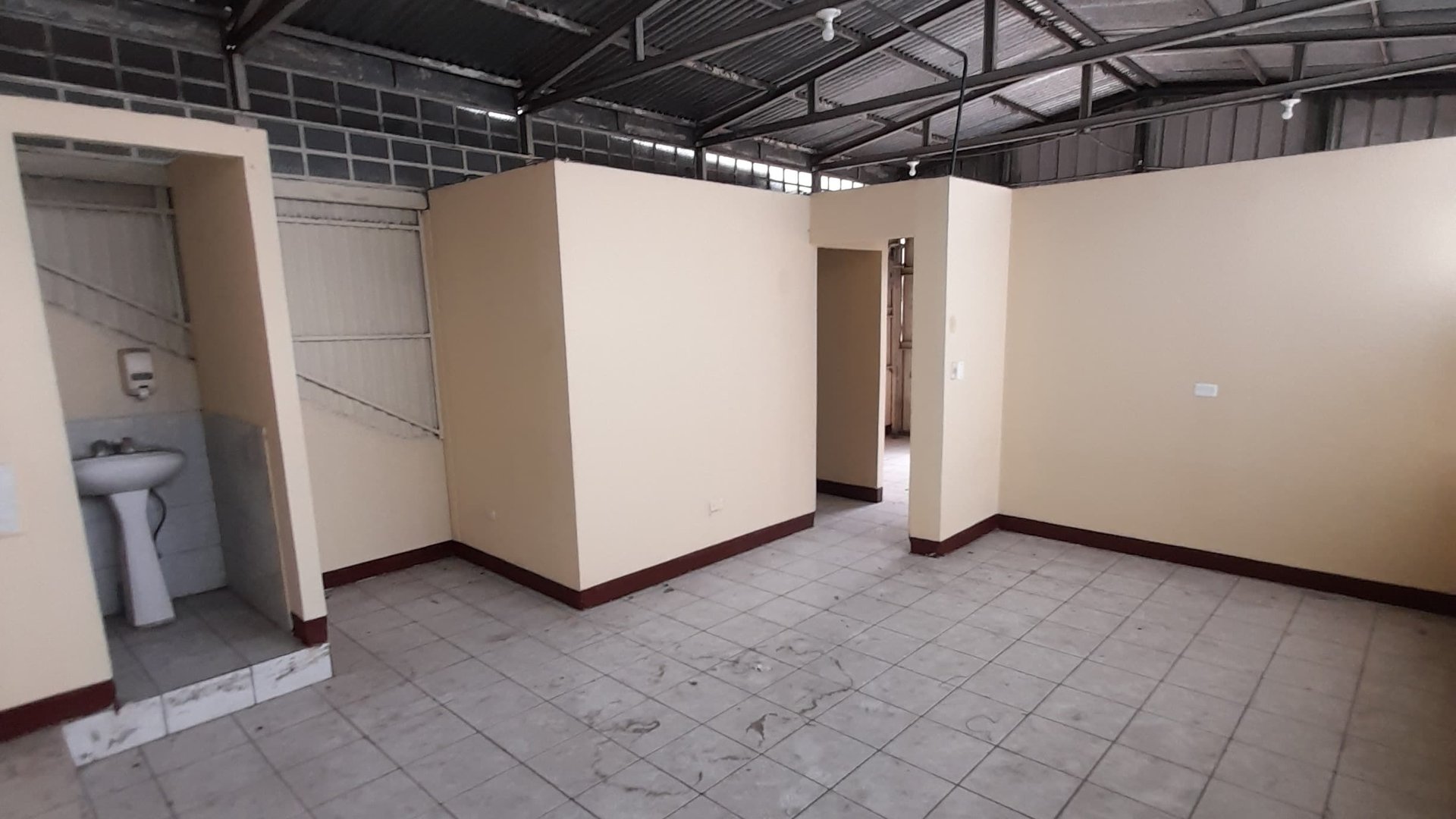 Propiedad para inversión en zona 8 La Bolivar | 10 habitaciones y 3 niveles