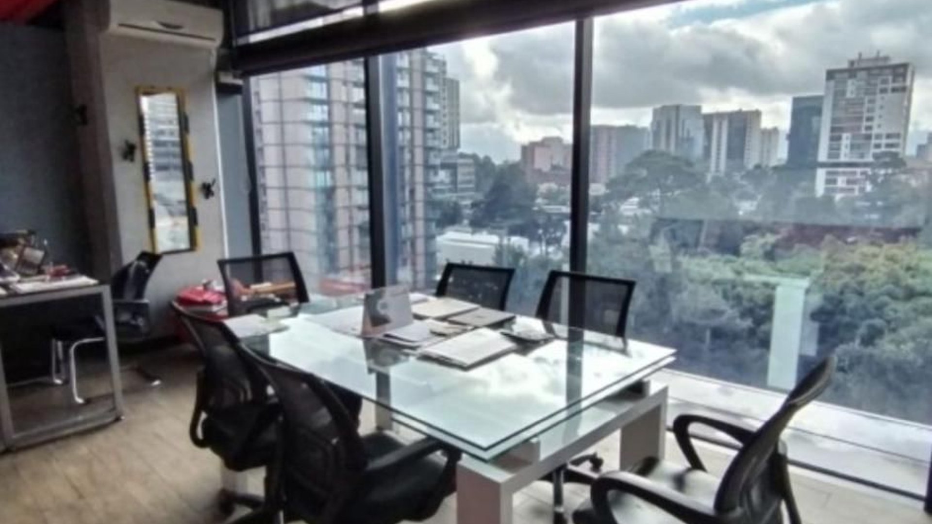 Oficina Premium Equipada de 75m² en Design Center Zona 10 - Miniatura 2