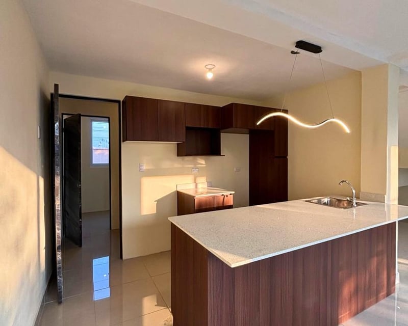 Venta de casa con habitacion de servicio - San Cristobal Ref-5968