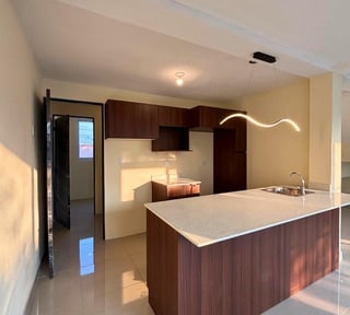 Venta de casa con habitacion de servicio - San Cristobal Ref-5968