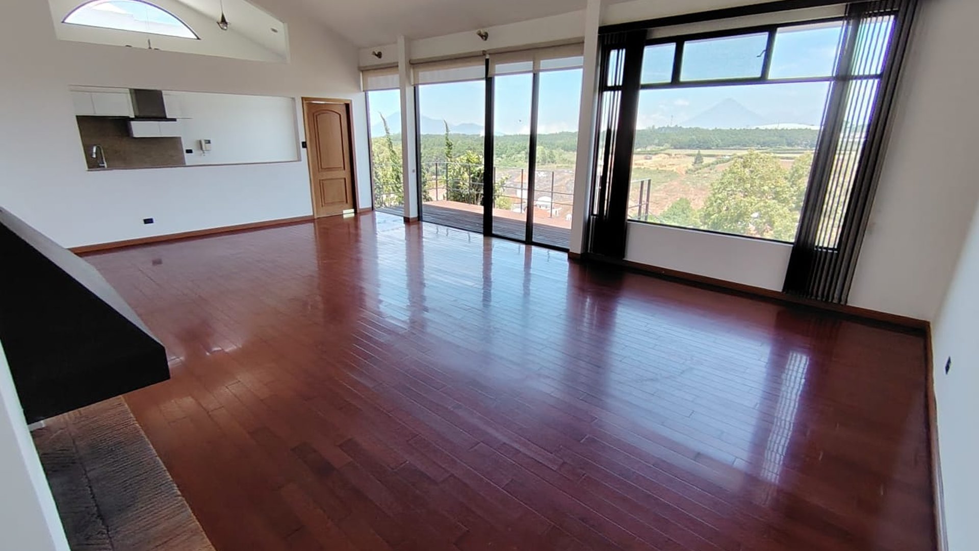 Casa en venta en la Foresta con jardin y vista al volcán Ref-5836