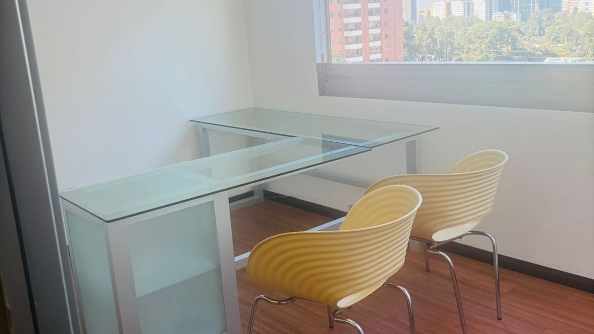 Oficina Moderna Zona 10, Guatemala: 77m², 2 Estac. - Renta $8000 GTQ - Miniatura 2
